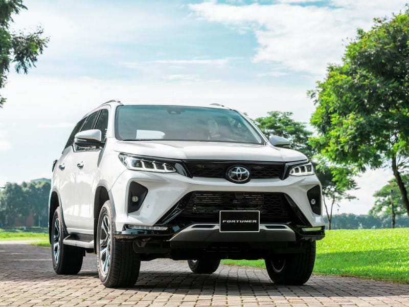 Phần đầu xe Toyota Fortuner với mặt ca-lăng và đèn LED hiện đại, thể hiện thông số kỹ thuật xe Fortuner về thiết kế ngoại thất.