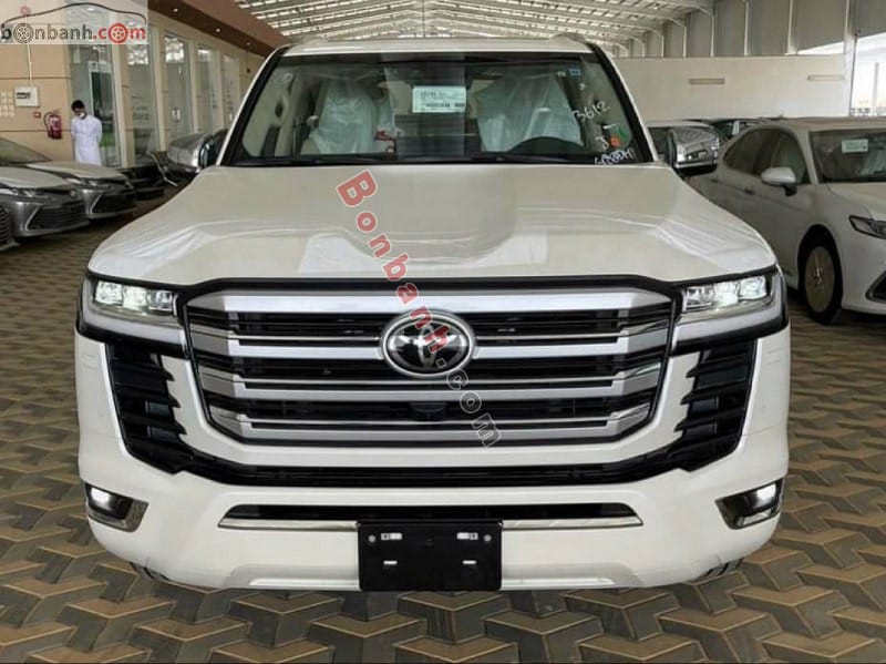 Phần đầu xe Toyota Land Cruiser 2025 hiện đại, thu hút khi bán xe Land Cruiser