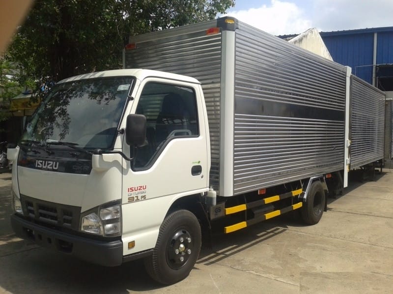 Phần đầu xe và ga lăng của xe tải Isuzu 1.9 tấn với thiết kế khí động học.