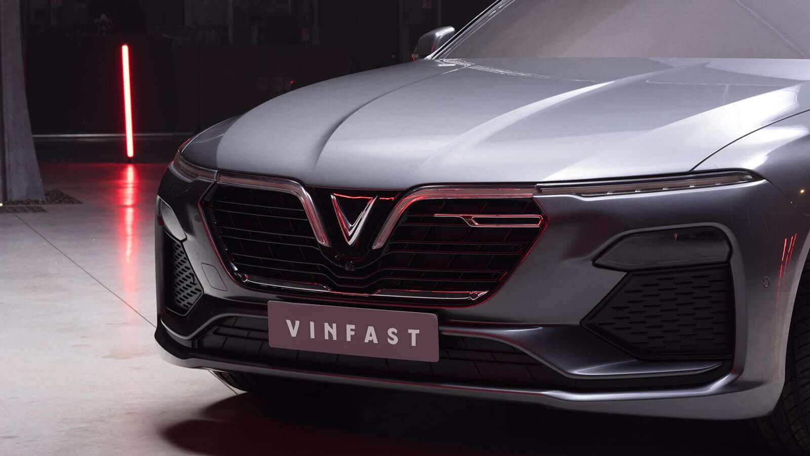 Phần đầu xe VinFast Lux A với thiết kế đèn LED hình chữ V ấn tượng
