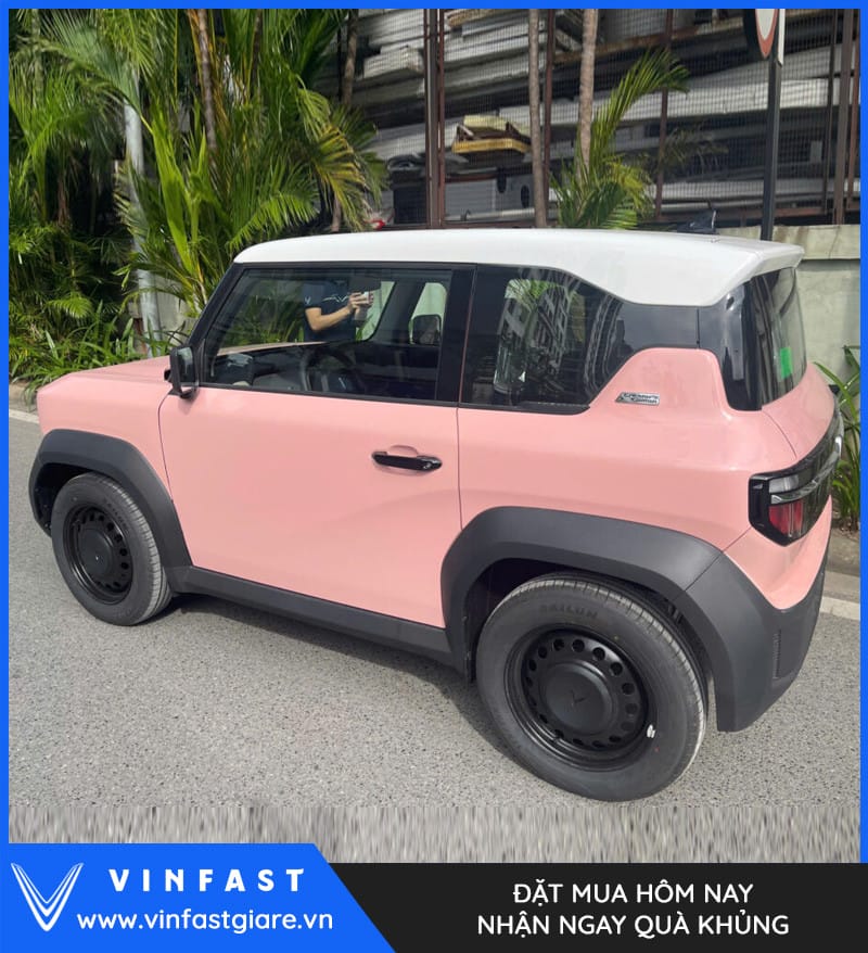 Phần đầu xe VinFast VF3 màu hồng phấn với logo chữ V đặc trưng