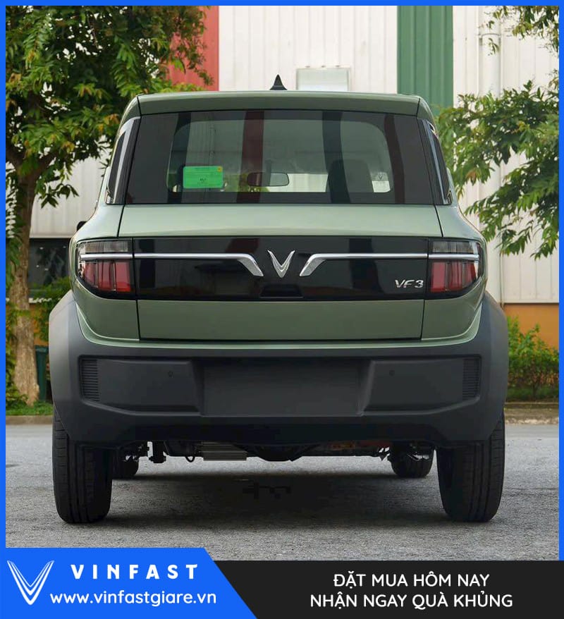 Phần đầu xe VinFast VF3 màu xanh với dải đèn LED đặc trưng chữ V