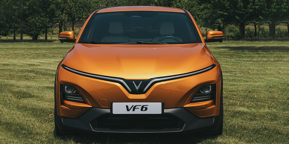 Phần đầu xe VinFast VF6 với đèn LED chữ V đặc trưng