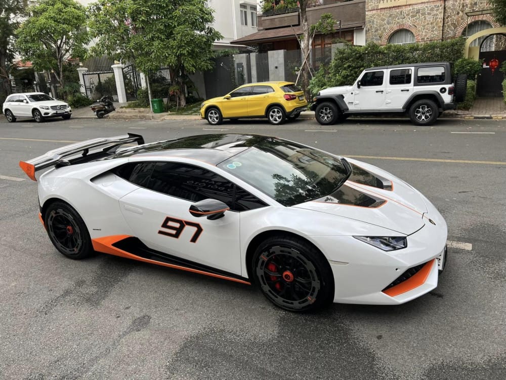 Phần đuôi của Lamborghini Huracan độ với cánh gió lớn và bộ khuếch tán carbon