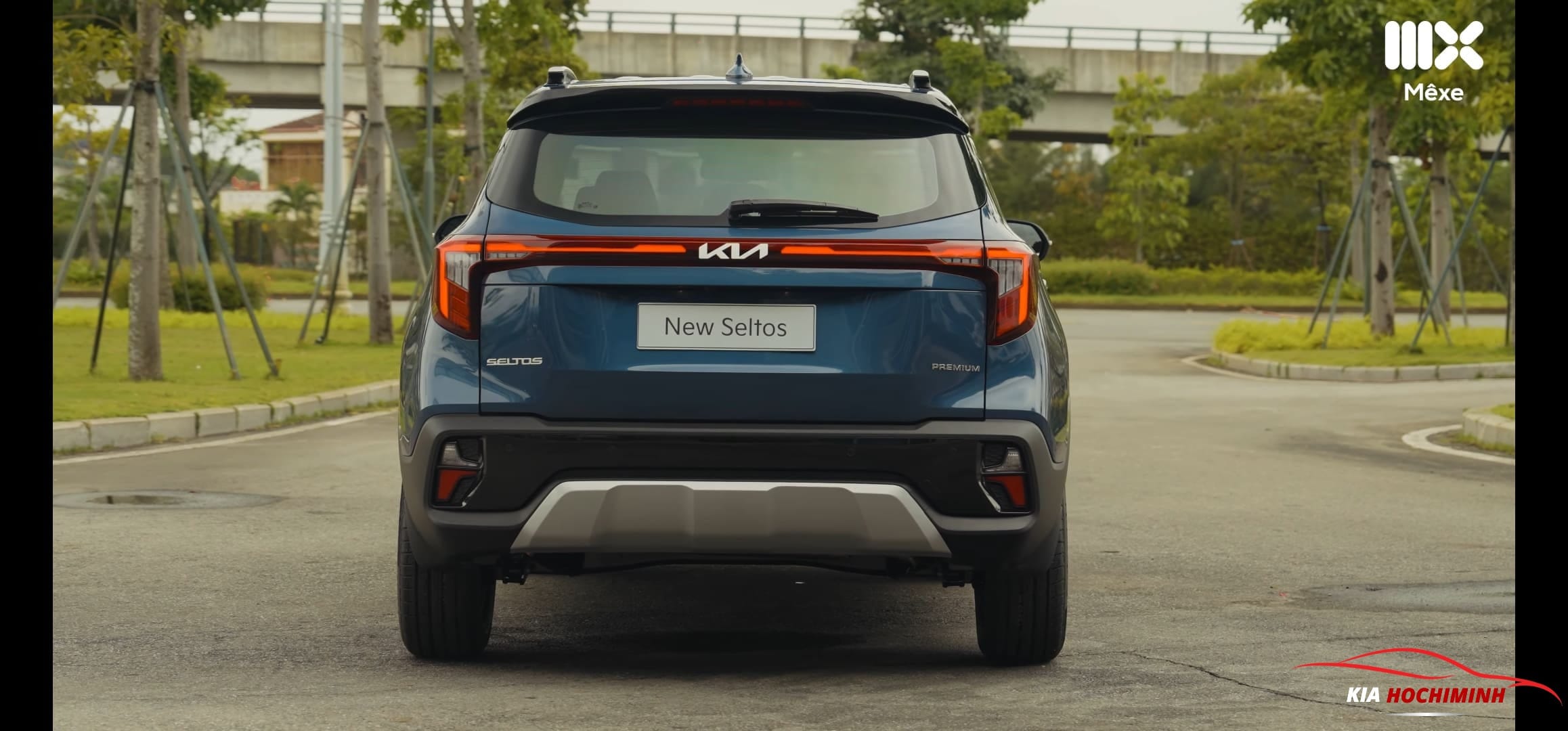 Phần đuôi xe của xe Kia 5 chỗ Seltos thế hệ mới, với cản dưới thiết kế thể thao và đèn hậu LED sắc sảo.