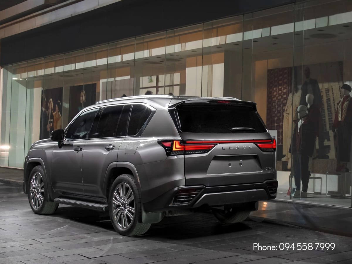 Phần đuôi xe Lexus LX 600 với dải đèn LED thanh thoát