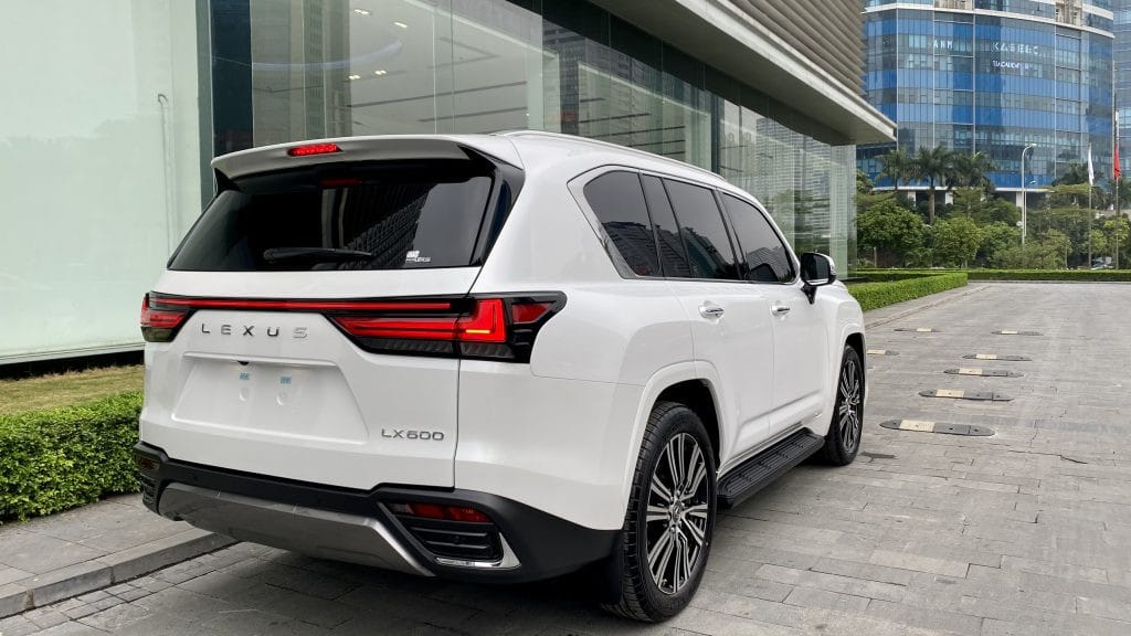 Phần đuôi xe Lexus LX600 7 chỗ với cụm đèn hậu LED nối liền, tạo vẻ hiện đại và bề thế.