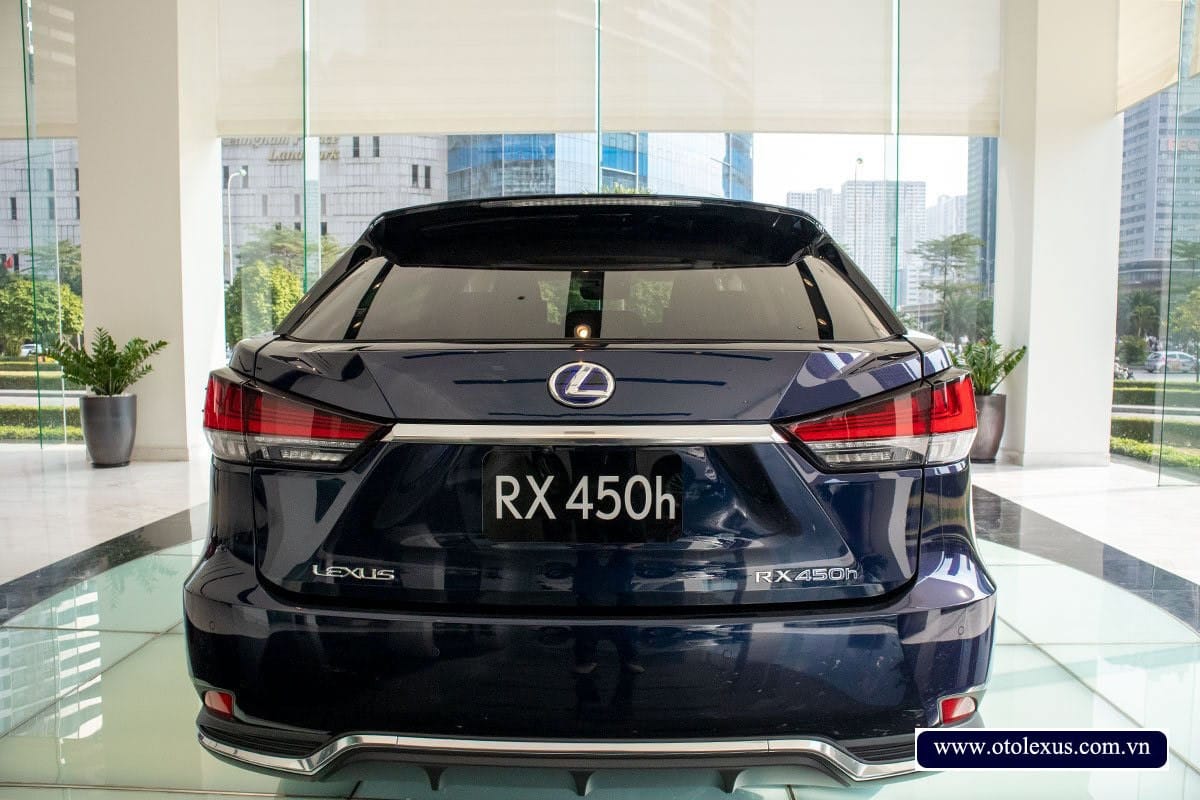 Phần đuôi xe mạnh mẽ của một mẫu SUV Lexus, thể hiện đẳng cấp tương tự Lexus LX450.
