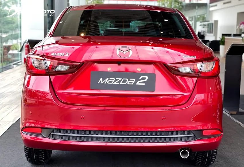 Phần đuôi xe Mazda 2 với thiết kế hài hòa và thể thao