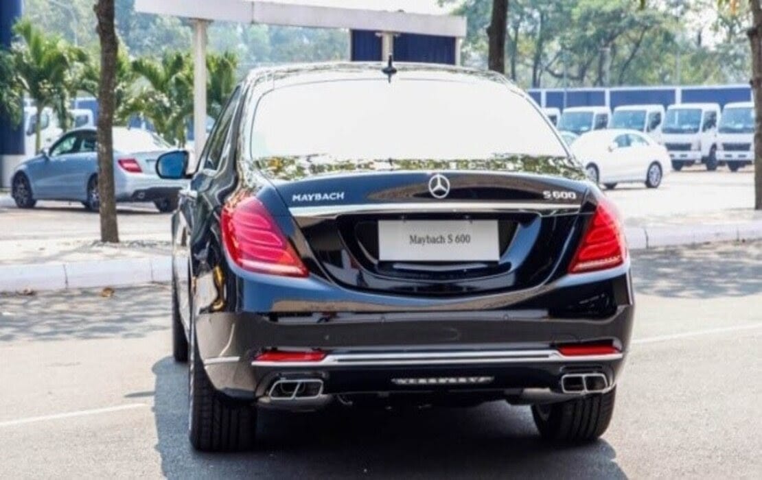 Phần đuôi xe Mercedes Maybach S600 sang trọng với cụm đèn hậu LED và ống xả kép