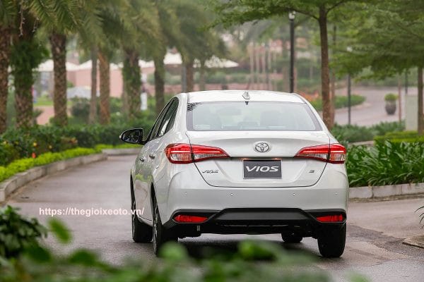 Phần đuôi xe Toyota Vios 2023 với cụm đèn sau LED hiện đại