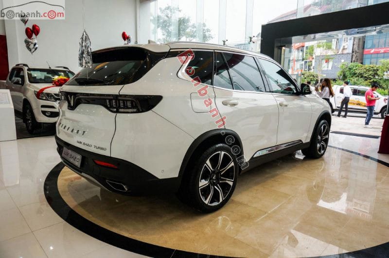 Phần đuôi xe VinFast Lux SA2.0 7 chỗ màu xanh mạnh mẽ