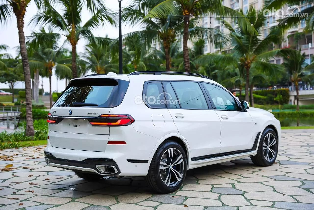 Phần hông xe BMW X7 với bộ la-zăng hợp kim lớn 22 inch, tôn lên vẻ hầm hố và cao cấp.