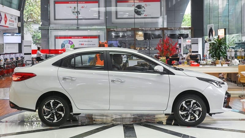 Phần thân xe ô tô Vios 2025 với đường gân dập nổi thể thao và gương chiếu hậu chỉnh điện.