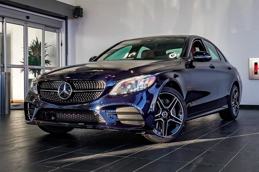 Phiên bản màu xanh ấn tượng của **Mercedes C300**