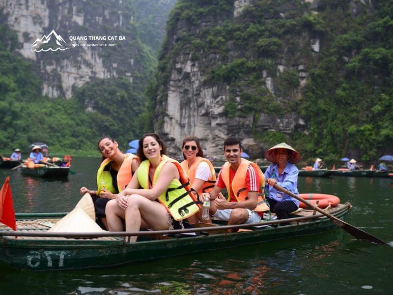 Phong cảnh thiên nhiên hùng vĩ tại khu du lịch Tràng An thu hút du khách, trải nghiệm dù đi Tràng An mất bao lâu