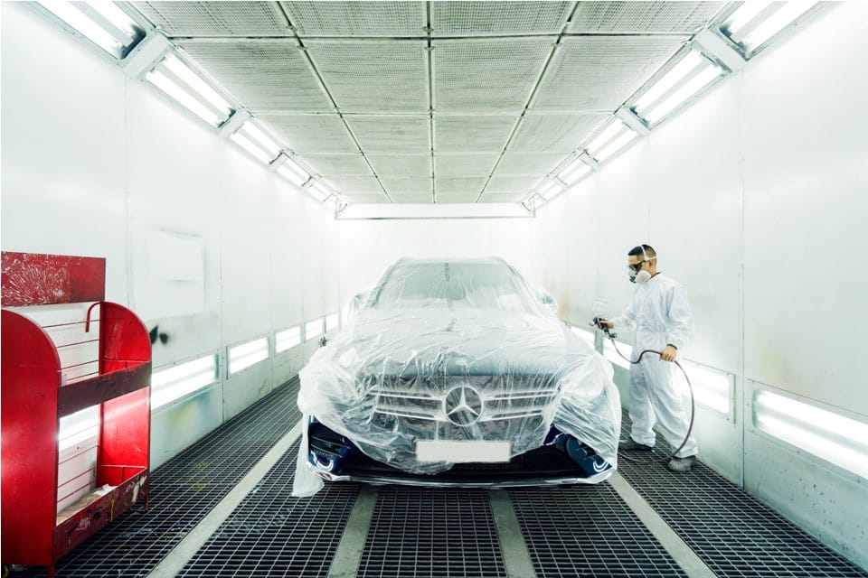 Phòng sơn hiện đại đạt chuẩn tại Mercedes Haxaco Võ Văn Kiệt