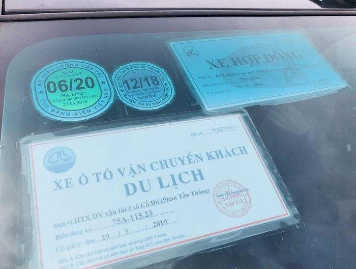 Phù hiệu xe tải dán trên kính xe