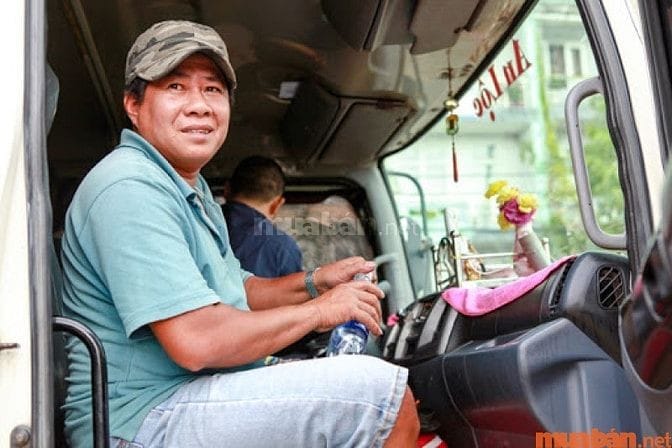 Phụ xe tải đường dài bắc nam đang kiểm tra hàng hóa trên xe