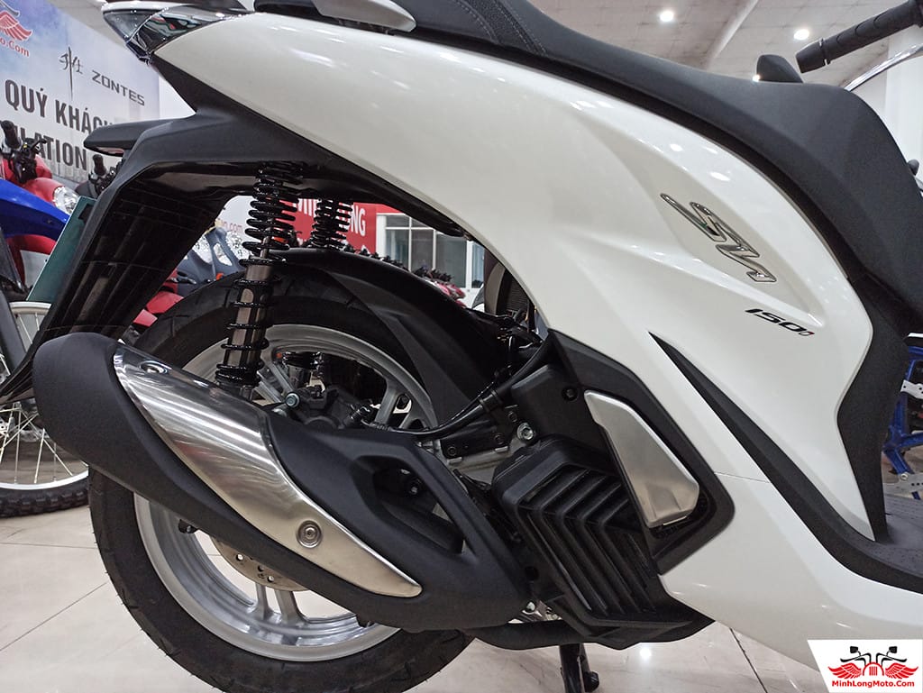Phuộc đôi phía sau giúp xe SH 150i vận hành ổn định