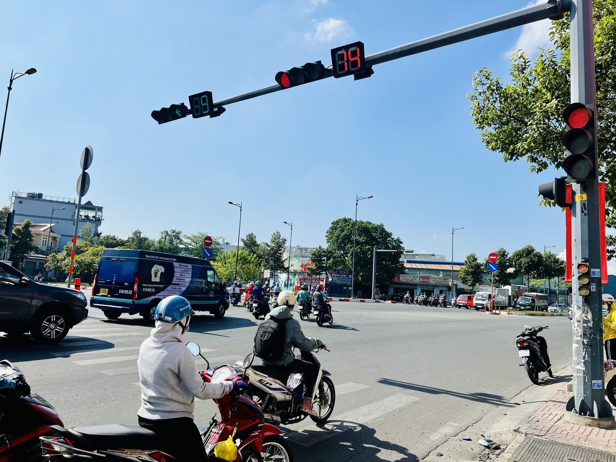 Phương tiện rẽ phải khi biển báo đèn đỏ, thể hiện các quy tắc giao thông được phép chuyển hướng.