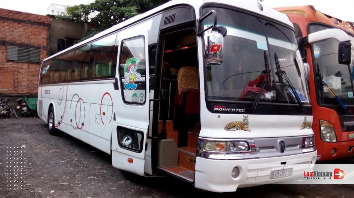 Phương tiện vận tải hành khách và hàng hóa được điều khiển với bằng lái xe hạng E