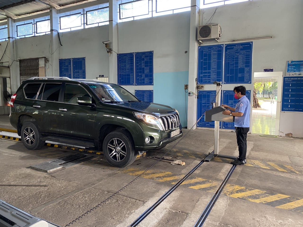 Quá trình kiểm tra xe tại trung tâm đăng kiểm