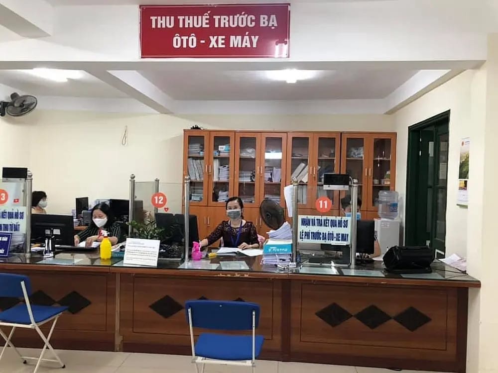 Quá trình nộp lệ phí trước bạ tại chi cục thuế là bước thiết yếu để đăng ký biển số xe máy điện