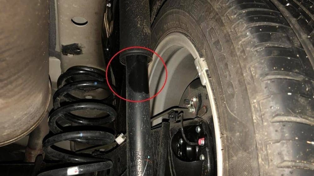 Quan sát bằng mắt thường để kiểm tra tình trạng rò rỉ dầu của giảm xóc ô tô