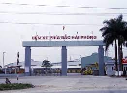 Quang cảnh bên ngoài bến xe phía Bắc Hải Phòng với các xe khách