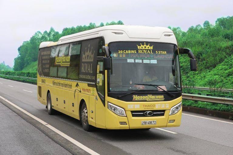 Quang cảnh xe khách di chuyển trên đường từ bến xe trung tâm Lào Cai đi các tỉnh