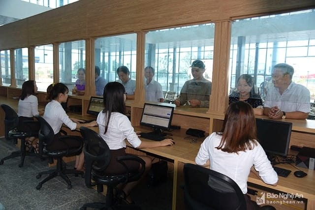 Quầy bán vé chuyên nghiệp với 18 cửa tại Bến Xe Miền Trung, ứng dụng phần mềm hiện đại phục vụ hành khách.