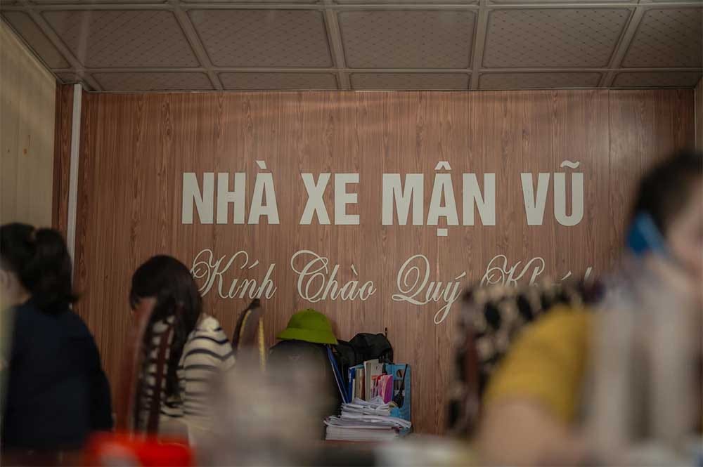 Quầy bán vé của nhà xe Mận Vũ tại bến xe Nước Ngầm