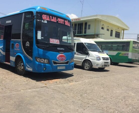 Quầy bán vé và khu vực thông tin tại bến xe liên tỉnh Phú Yên, hướng dẫn hành khách đặt vé