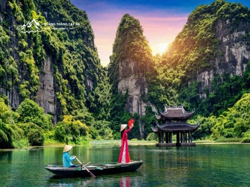 Quầy mua vé thuyền tại Tràng An giúp du khách dễ dàng bắt đầu hành trình và biết đi Tràng An mất bao lâu