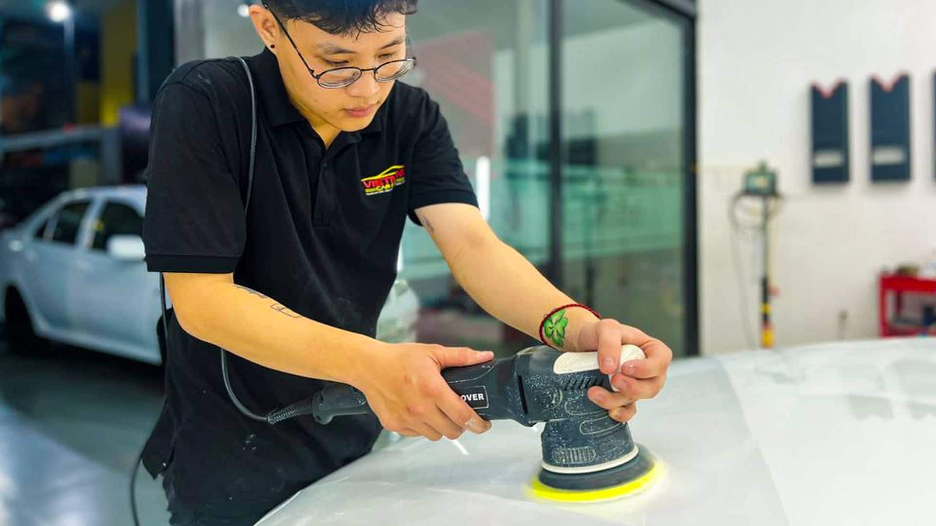 Quy trình đánh bóng và hiệu chỉnh sơn xe hơi, khôi phục vẻ đẹp ban đầu.