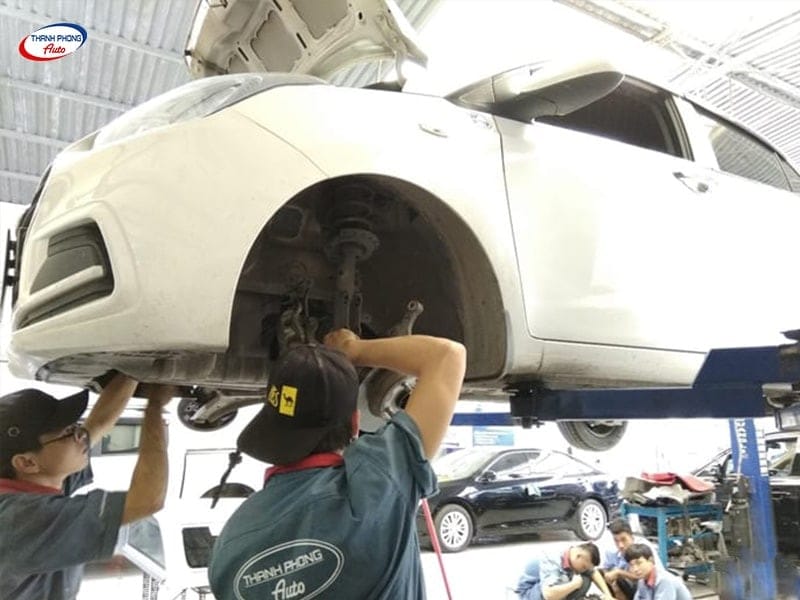 Quy trình kiểm tra hệ thống phanh xe tải tại trạm dịch vụ chuyên nghiệp.