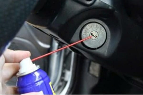 Quy trình làm sạch ổ khóa xe ô tô bằng dung dịch chuyên dụng để khắc phục tình trạng kẹt chìa