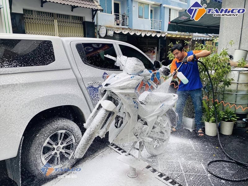 Quy trình rửa xe không chạm sử dụng xà bông rửa xe hiệu quả