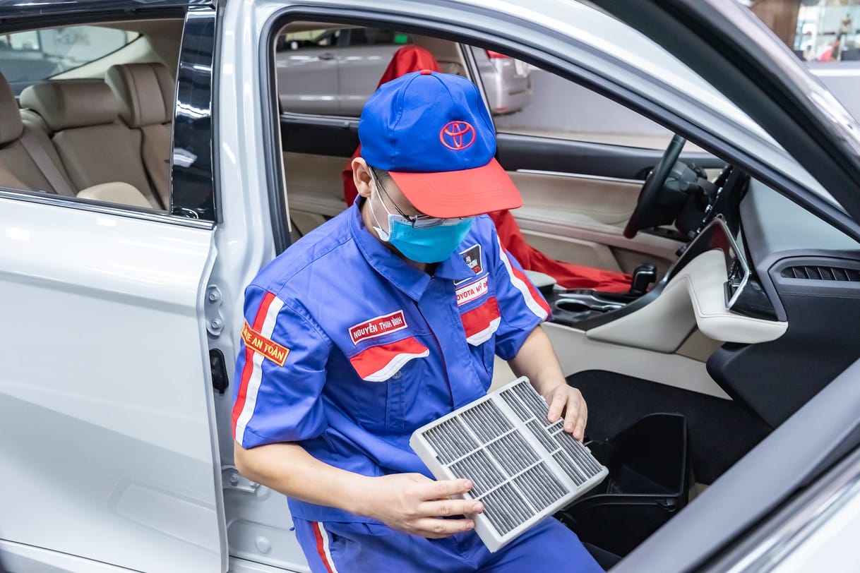 Quy trình tháo lắp lọc gió điều hòa ô tô đúng kỹ thuật tại khoang máy