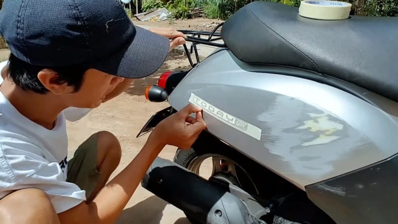 Quy trình tỉ mỉ xử lý vết trầy xước trên vỏ xe SH bằng dung dịch đánh bóng chuyên dụng