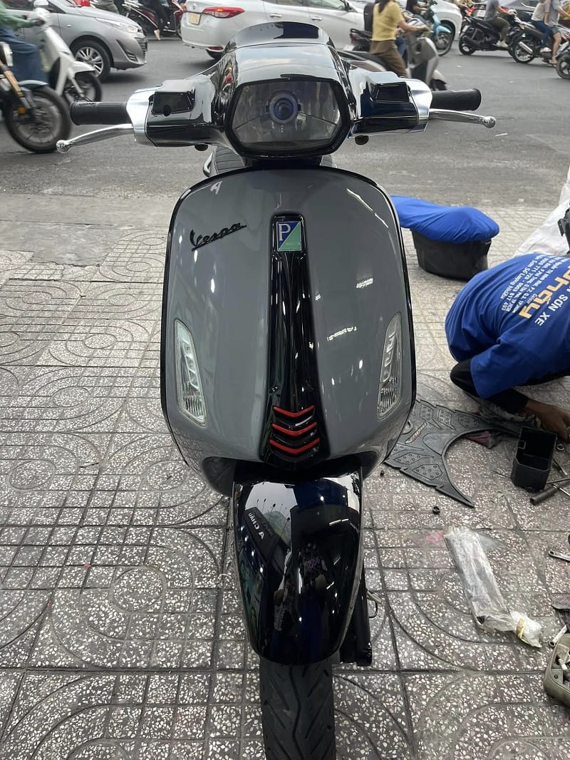 Quy trình tự sơn lại vết xước nhỏ trên thân xe máy tại nhà bằng dụng cụ đơn giản.