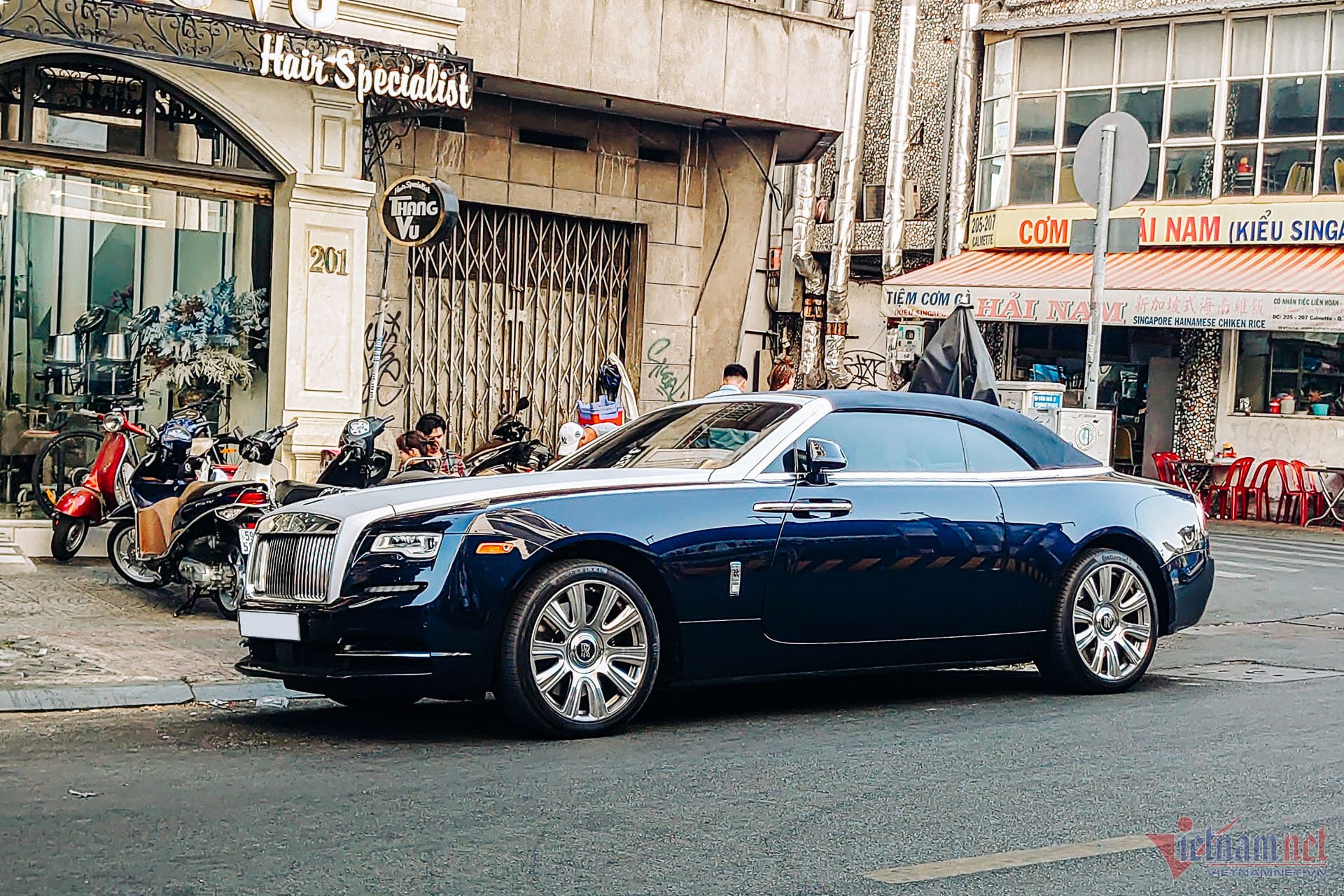 Rolls Royce Dawn mui trần màu xanh đậu bên bờ biển