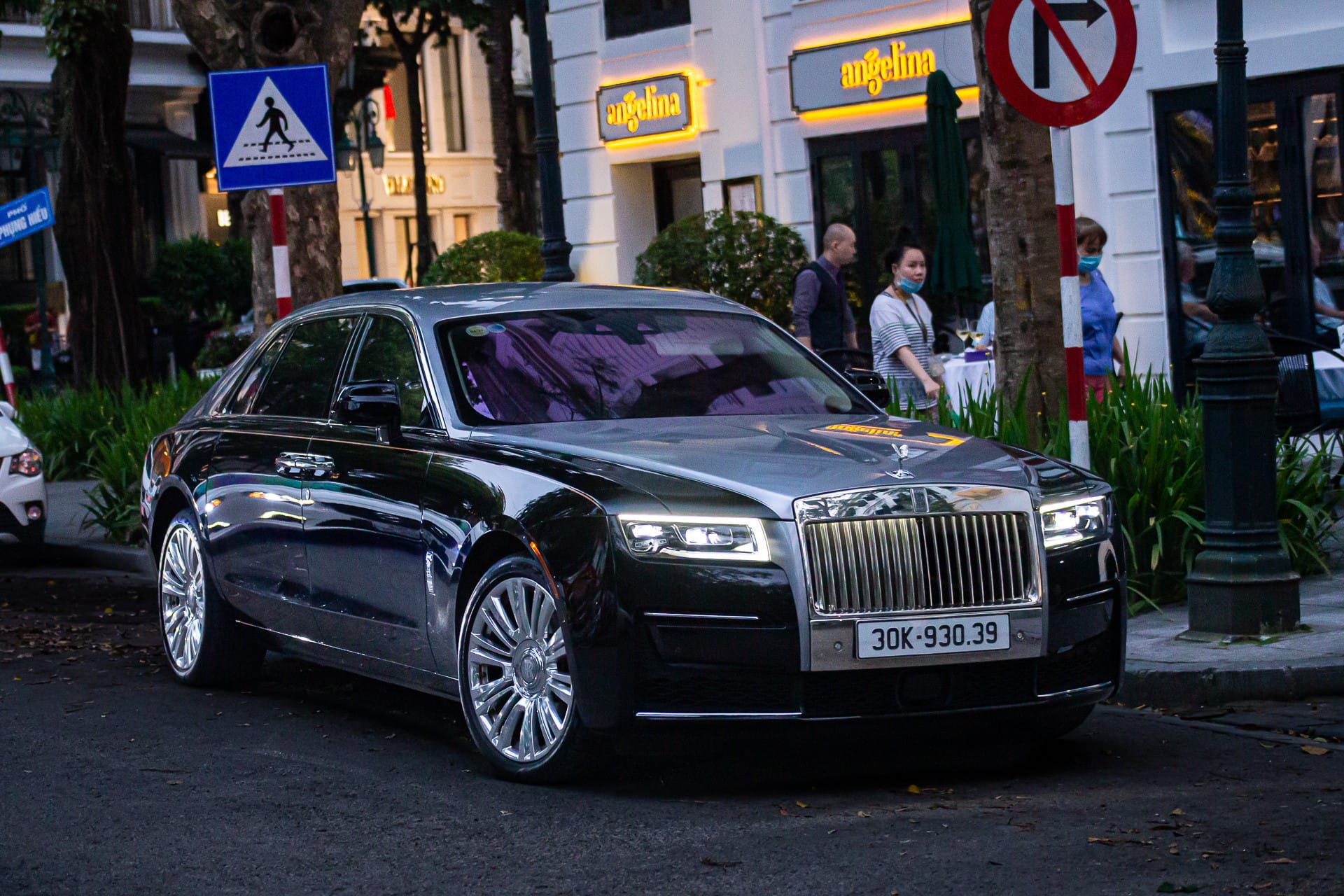 Rolls-Royce Ghost đậu trước biệt thự sang trọng