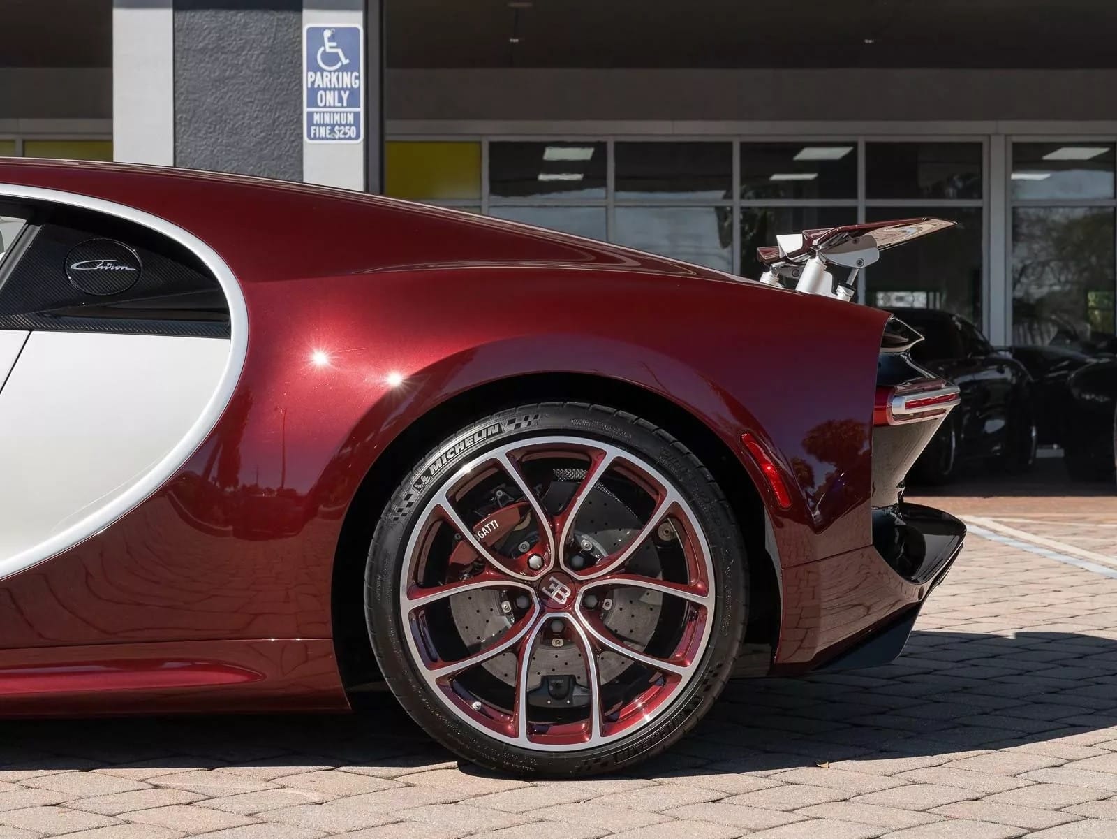 Rolls-Royce Wraith tặng kèm khi mua Bugatti Chiron, Bugatti Chiron giá bao nhiêu