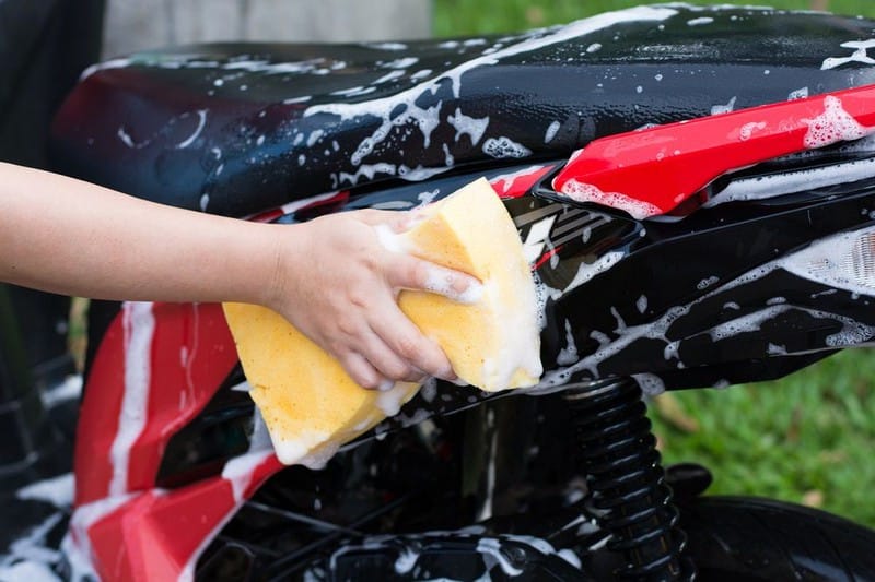 Rửa xe SH đúng cách, nhẹ nhàng với khăn mềm để bảo vệ lớp sơn và tránh trầy xước