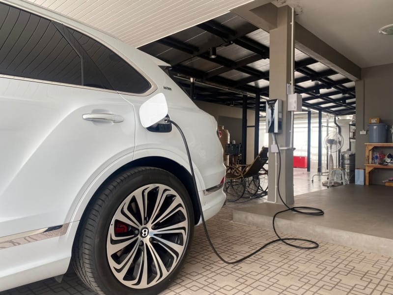Sạc xe VinFast tại nhà với bộ sạc treo tường
