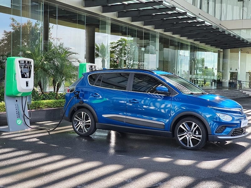 Sạc xe VinFast tại trạm sạc công cộng