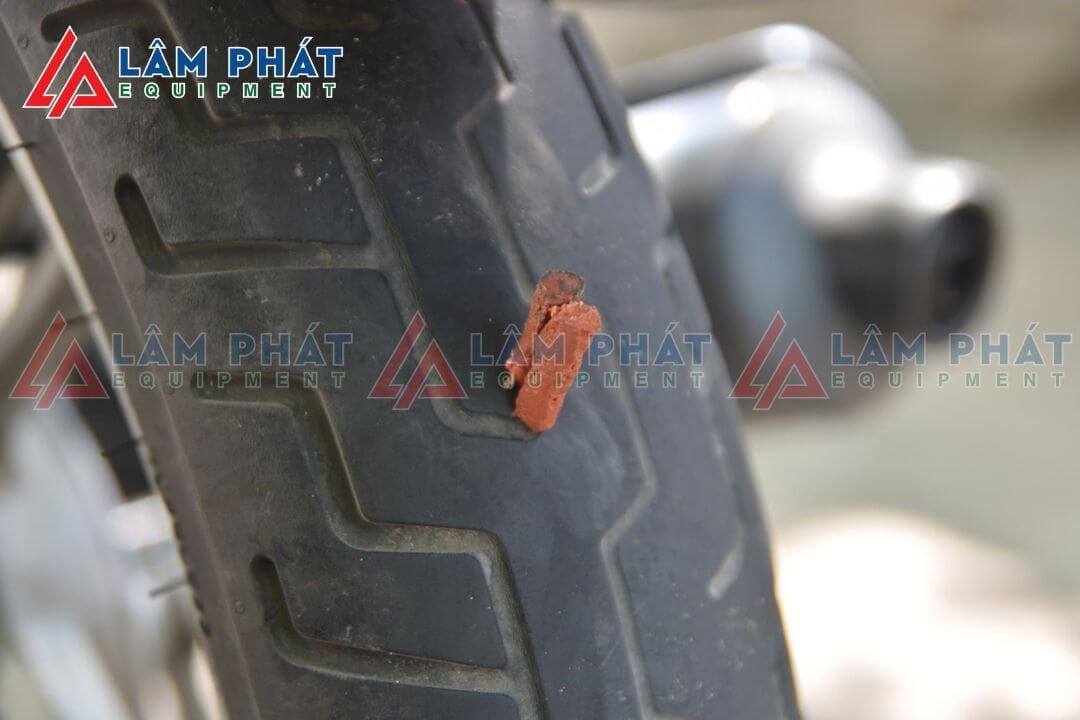 Săm xe máy bị thủng do vật sắc nhọn cần thay thế