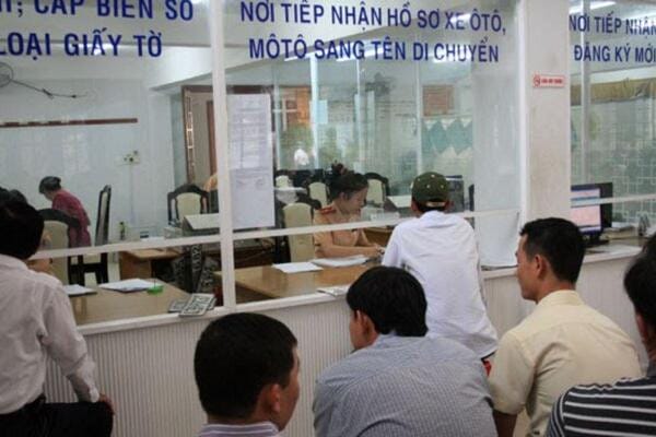 Sau khi rút hồ sơ gốc ô tô, chủ mới tiến hành đăng ký xe để hoàn tất thủ tục